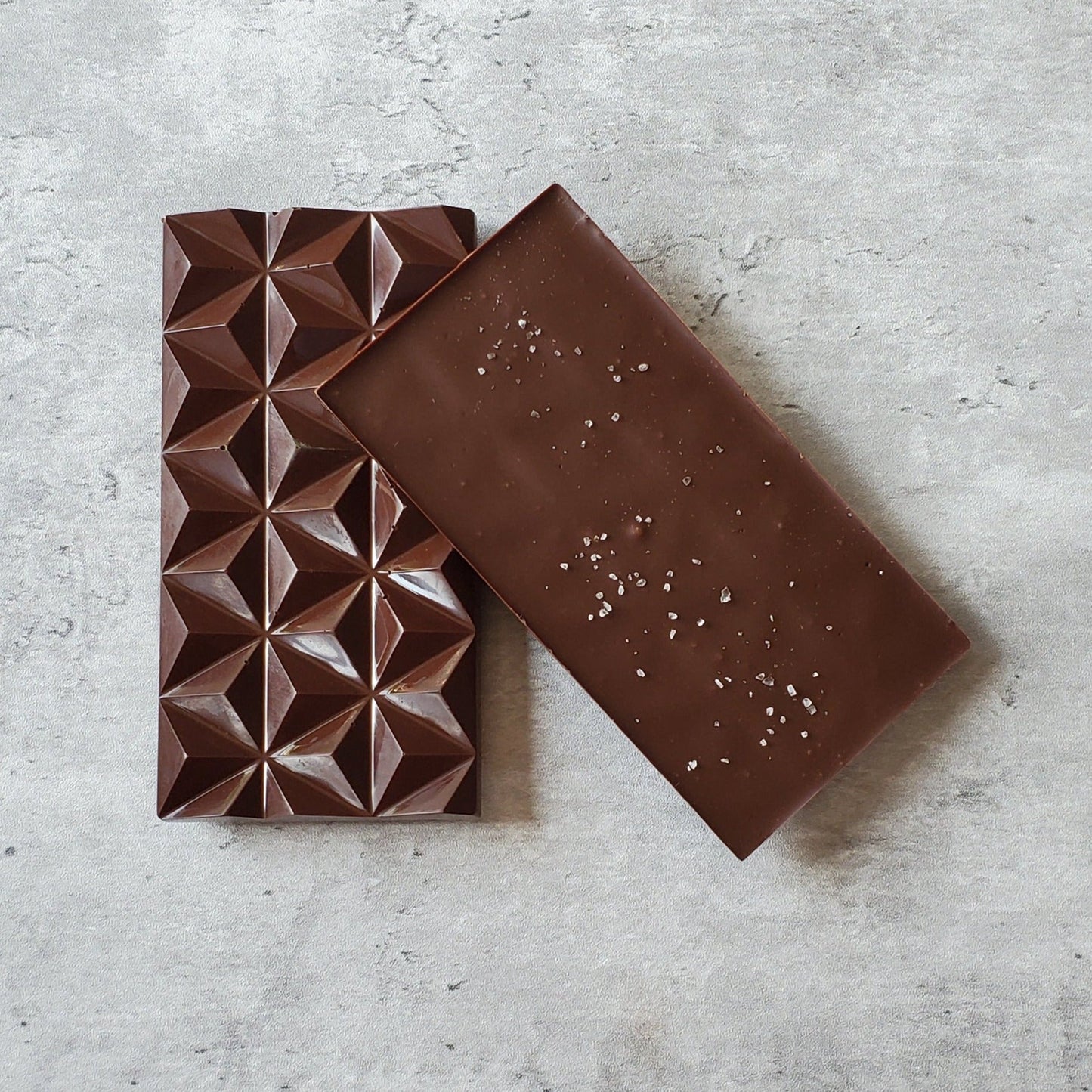 Dark chocolate bar, salted caramel filling, sprinkled with fleur de sel